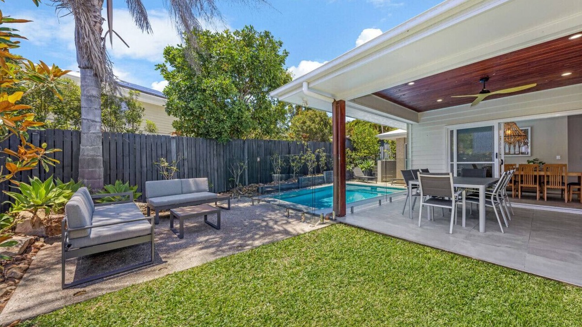 Alexandra Headland House | 4 Bedroom 2 Bath Pet Friendly Holiday House