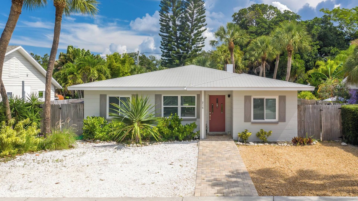 Belle Vista House | 4 Bedroom/3 Bath Pool Home Child Friendly- 5 Min walk to beach!