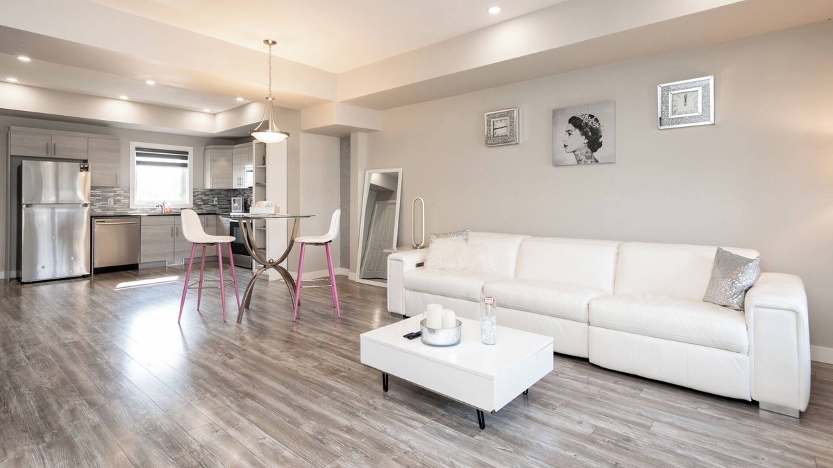 Fort Gary House | 4 Bedroom 3 Bathroom + HOT TUB + Parking