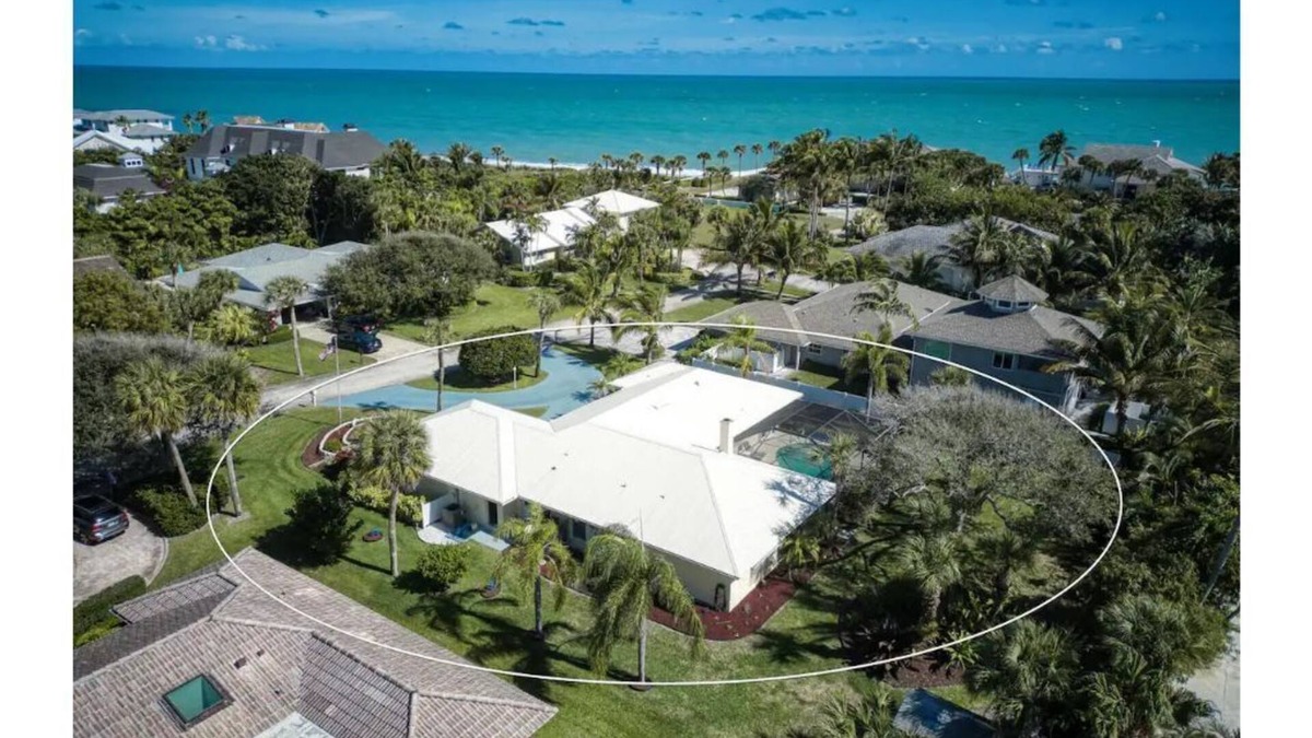 South Beach House | 4 bedroom, 6 bed, Heated Pool, Walk to Ocean, Game Room!