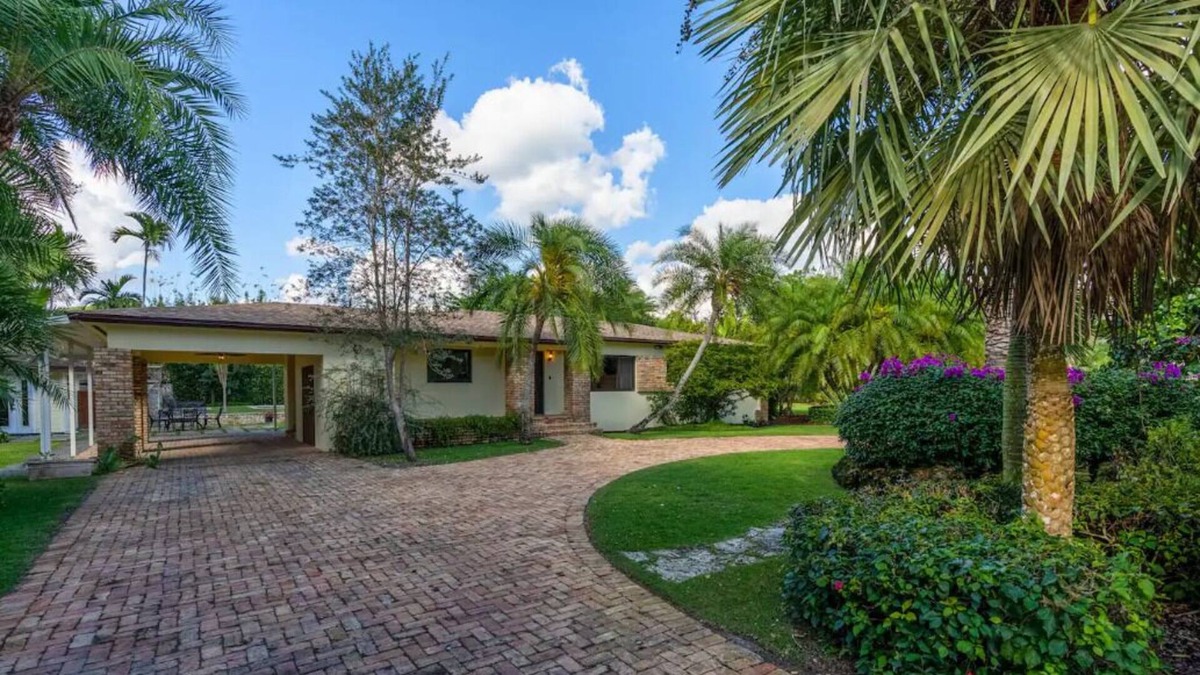 Homestead Apartment | 4 Bedroom 630097 by Houzlet