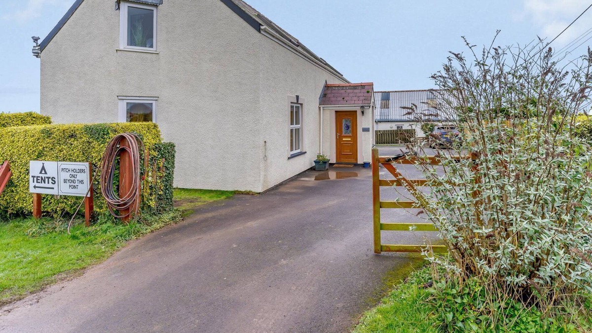 Hasguard Cross Cottage | 4 bedroom accommodation in Hasguard Cross, near Haverfordwest