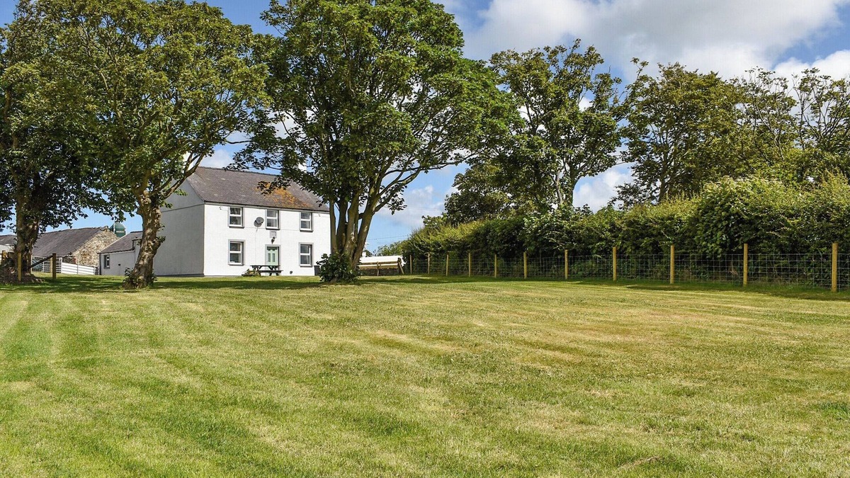 Rhosgoch Cottage | 4 bedroom accommodation in Rhosgoch