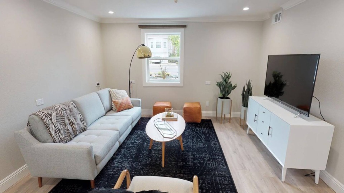 Oak Center Apartment | 4 Bedroom Apartment L-566039 by Houzlet