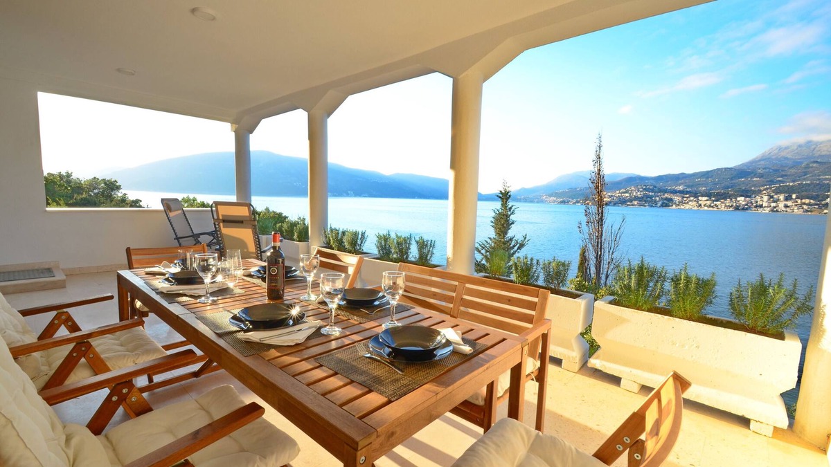 Rose House | 4-bedroom beachfront Villa in peaceful Rose with sea view