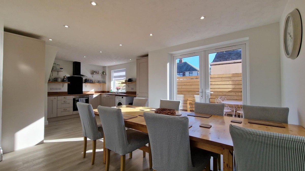 South Shore House | 4 Bedroom Bentinck House by DYSA Living