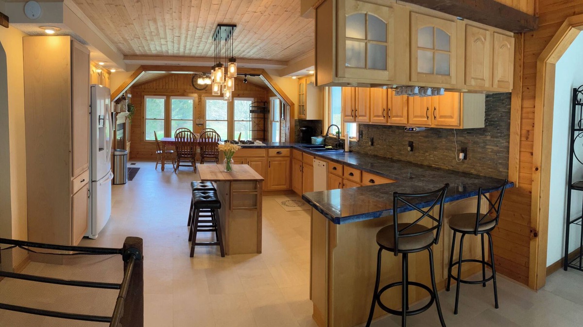 Town of Sullivan House | 4 Bedroom Country Bliss with Rooftop Lounge Loft