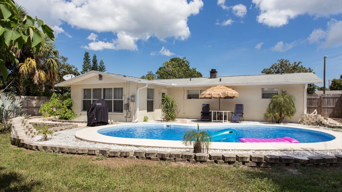 Tropic House | 4 Bedroom Cozy Getaway Pool house in the Heart of Melbourne