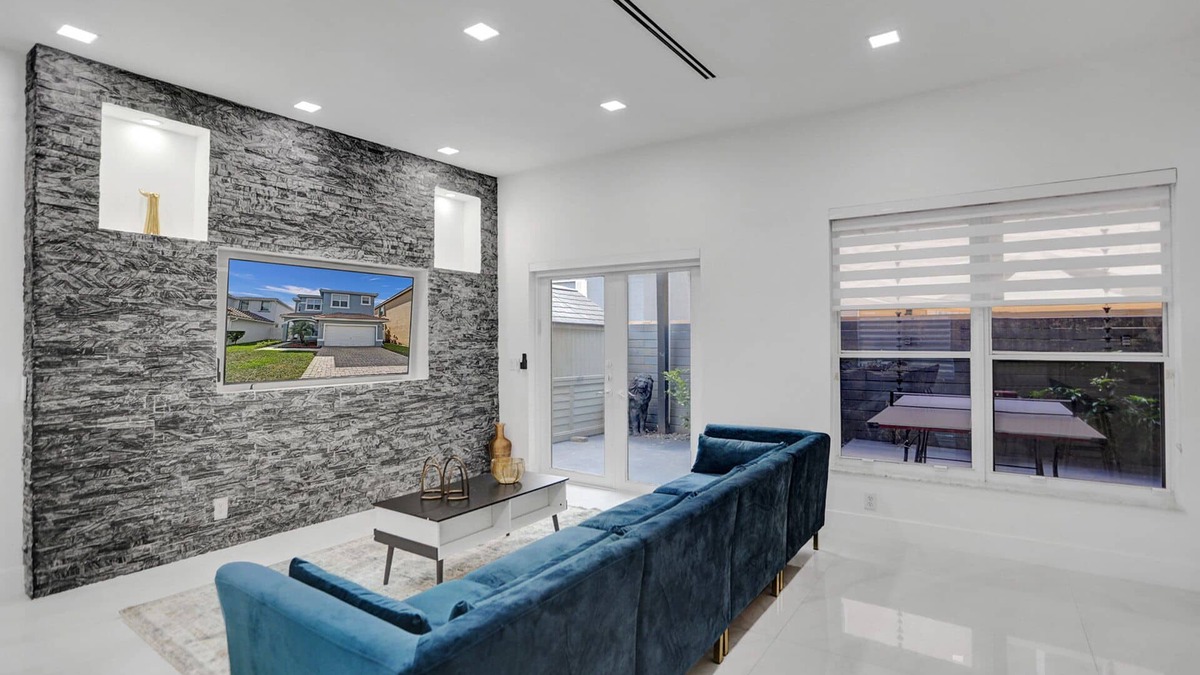 Fort Lauderdale Villa | 4 Bedroom Designer Home Next to Shul and Community Pool