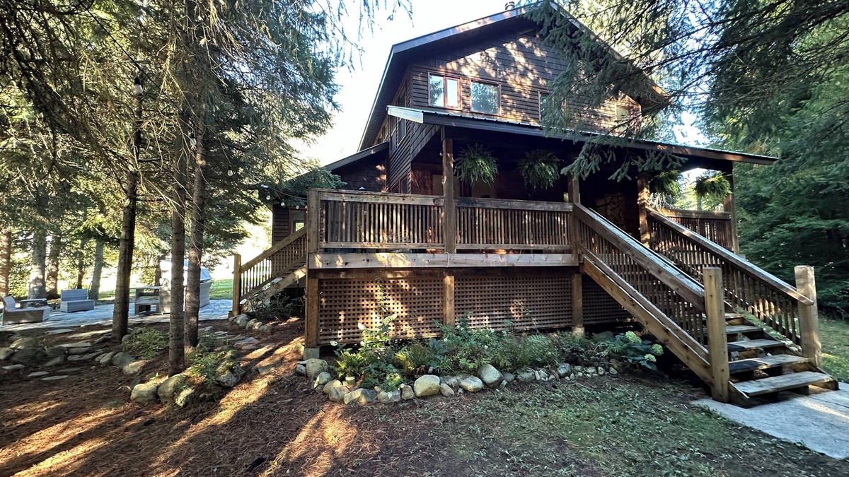 Ymir House | 4-Bedroom Farmhouse with Mountain Views 20 Minutes Away from Nelson, BC
