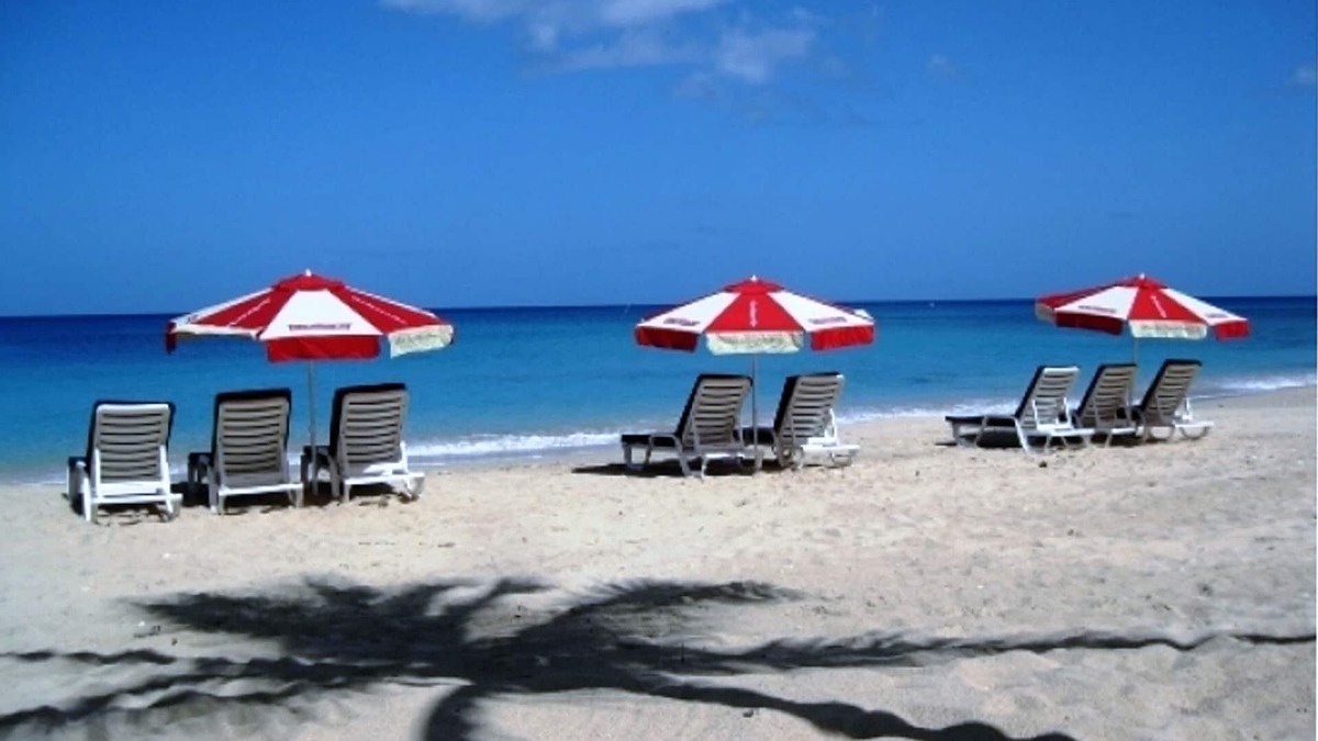 Gibbs Bay House | 4 Bedroom Home - A 5 minute Walk to 'Toes in the Sand' at 2 Amazing Beaches!