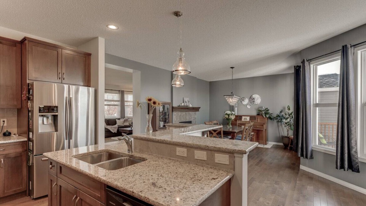Cochrane House | 4 bedroom home-base w Mountain views for Stampede or the Rockies