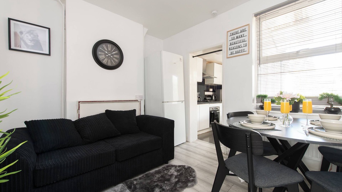 Bensham Manor House | 4-Bedroom, Home, Croydon, Sleeps 8! Family, Group And Contractor Friendly!