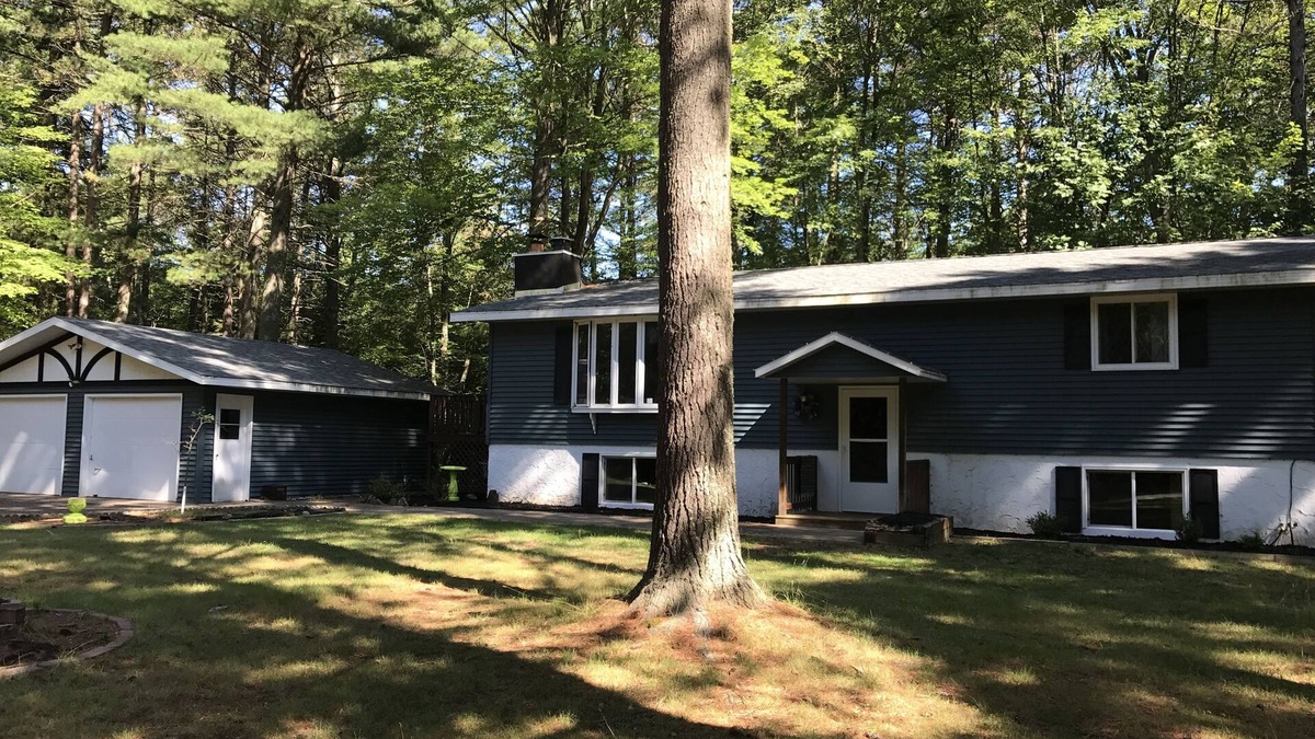 St Germain House | 4 bedroom home on cul de sac next to ATV/snowmobile trail a block from Lost Lake