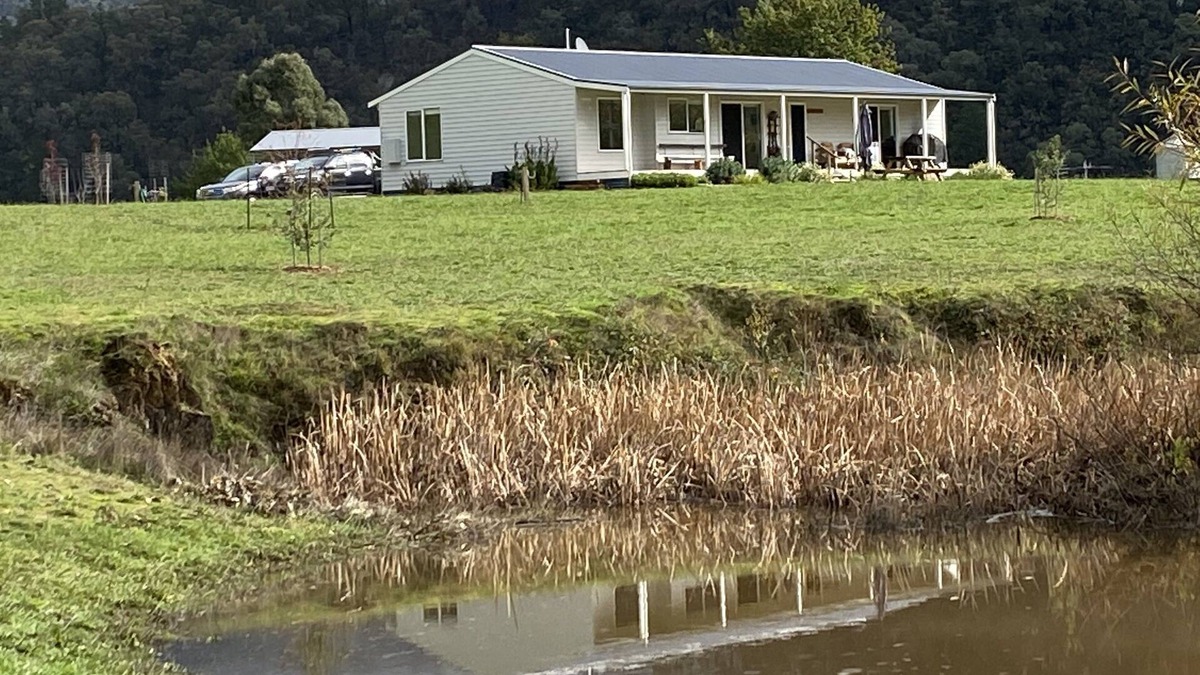 Jamieson House | 4 bedroom home with Private River Frontage!