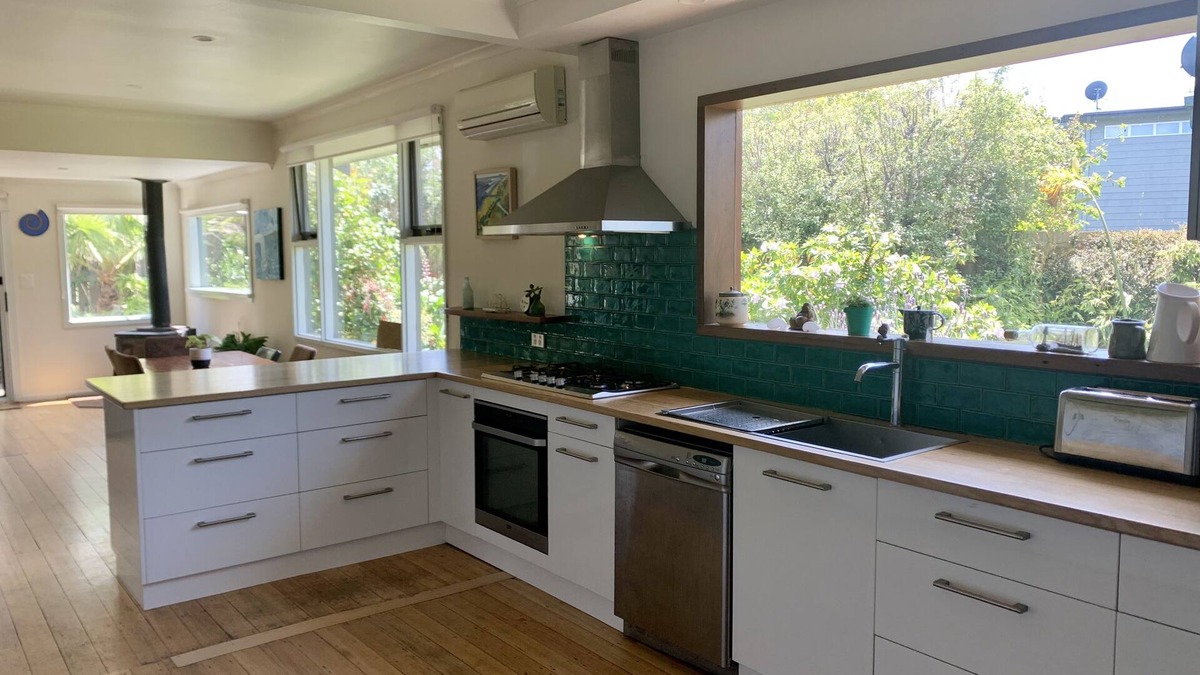 Ventnor House | 4 bedroom home with rural views close to beautiful safe family friendly beach