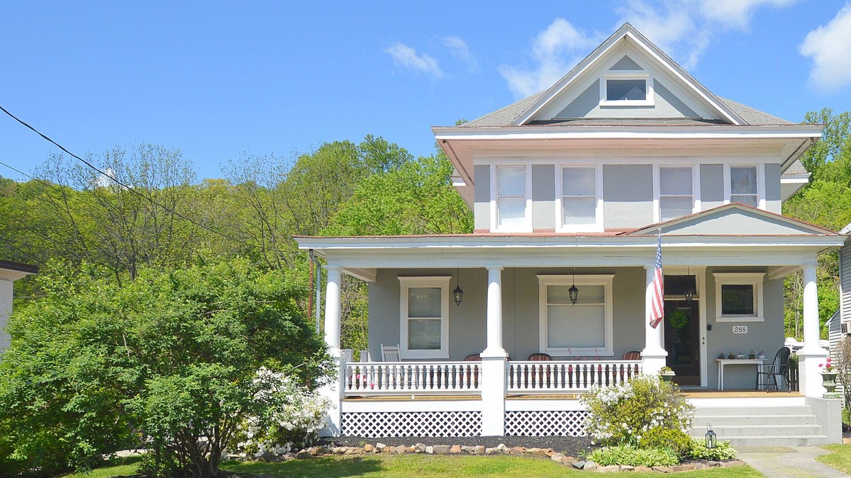 Berkeley Springs House | 4-bedroom house in historic Berkeley Springs with AC, WiFi & Hot Tub