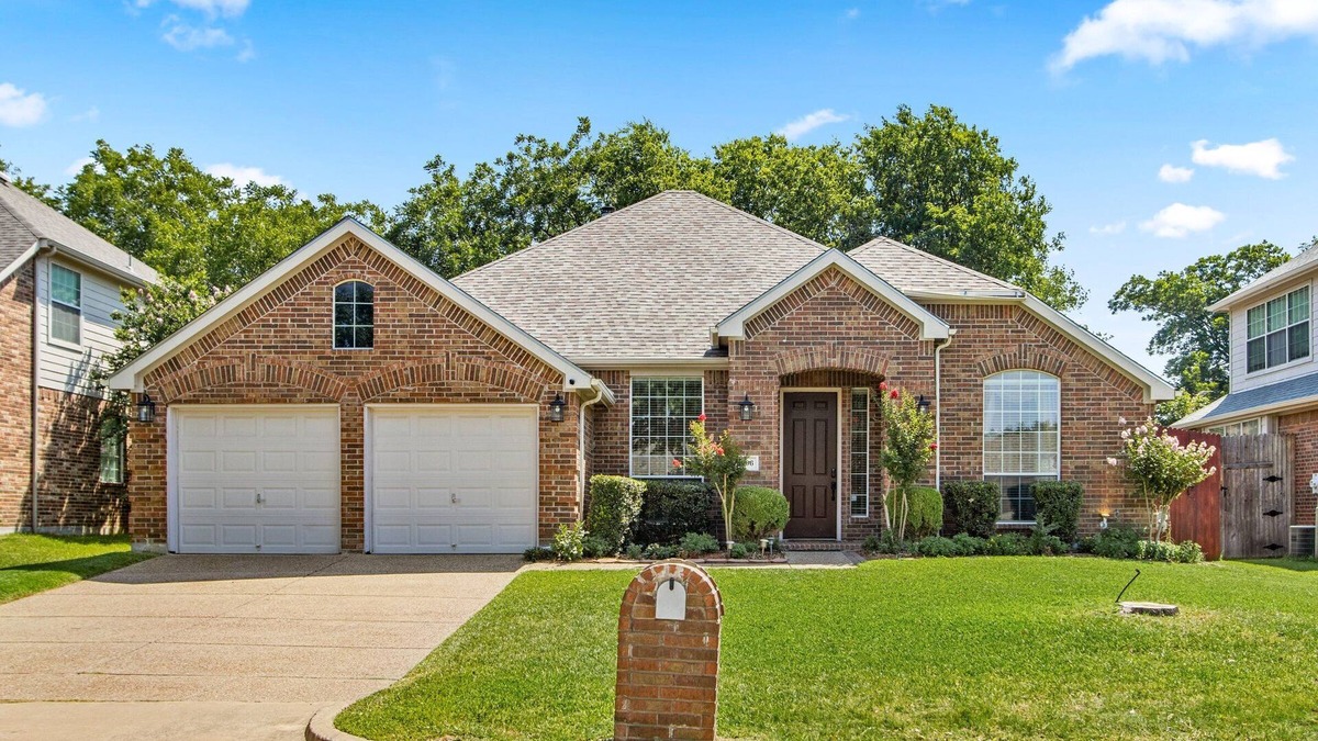 South Arlington House | 4 Bedroom House 8 miles from Arlington’s Entertainment District