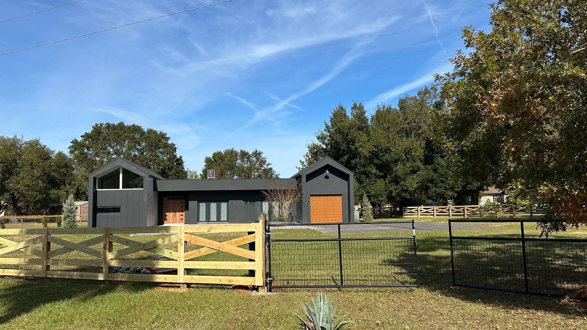 Clermont House | 4-bedroom house- Black Sheep Hideaway: Modern Countryside Serenity