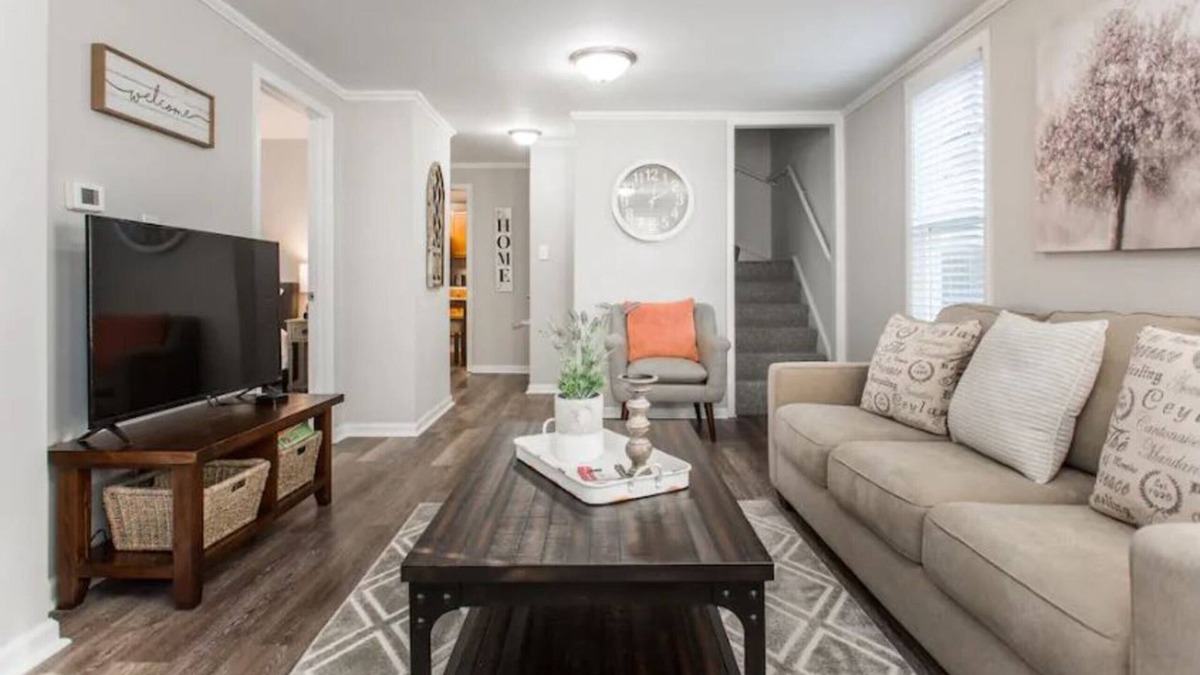 Libertyville House | 4 Bedroom House ★ Close to many Corp HQ's