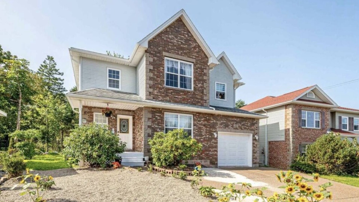 Halifax House | 4-bedroom house in adorable family friendly Halifax with WiFi