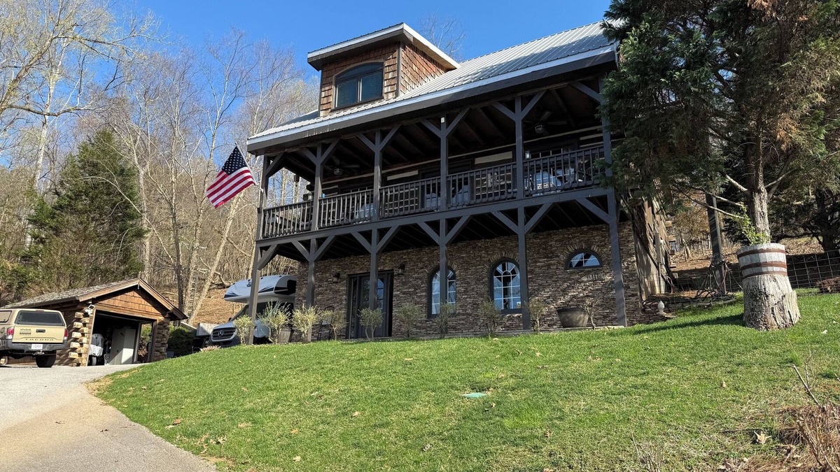 Ten Mile House | 4-bedroom house in charming Ten Mile with AC, WiFi. Relax and unwind