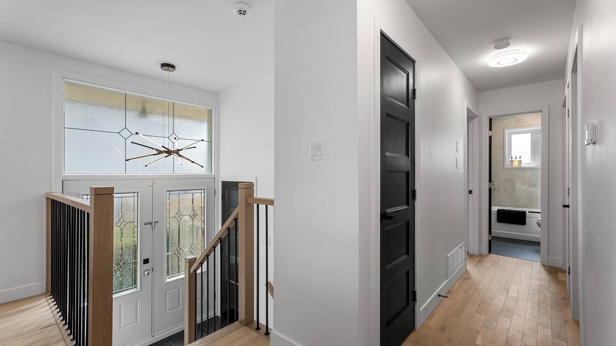 Longueuil House | 4-bedroom house in delightful Longueuil with AC, bar and karaoke