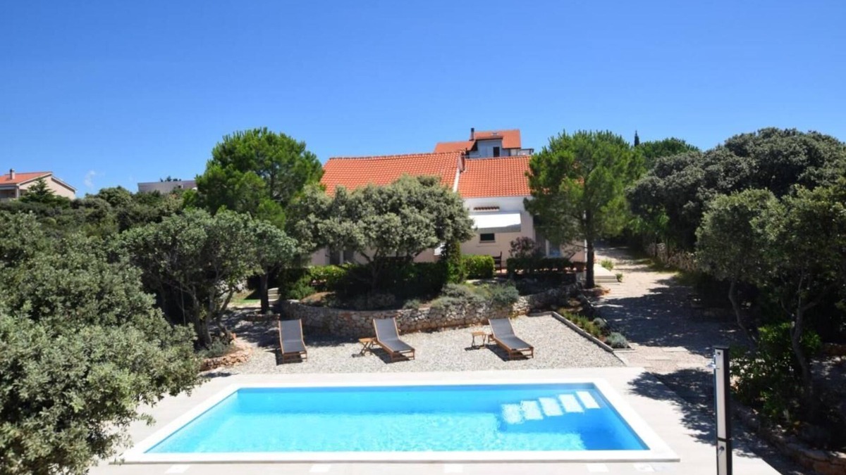 Kolan House | 4-bedroom house in delightful Mandre with private swimming pool