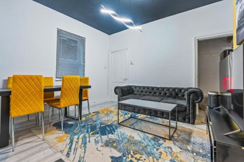 Eccles House | 4 Bedroom House in Eccles, Trafford, Manchester - Sleeps 10 - 3 Double Beds - 4 Single Beds - FREE PARKING, Garden & Fast Fibre Wi-Fi - Close to Trafford Centre, MediaCityUK, Salford Quays, and both Old Trafford stadiums