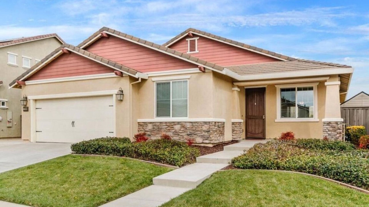 Elk Grove House | 4-bedroom house in terrific Elk Grove with AC, fitness room, WiFi