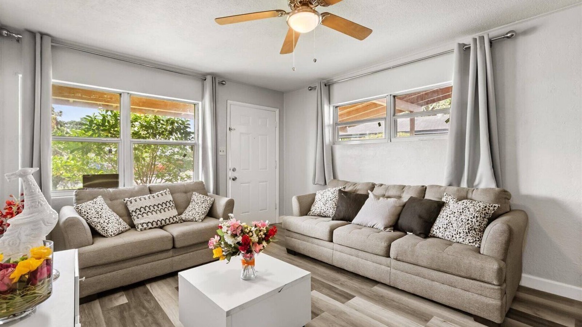 Richmond Heights House | 4-bedroom house in wonderful Orlando with WiFi, AC, and a large backyard.