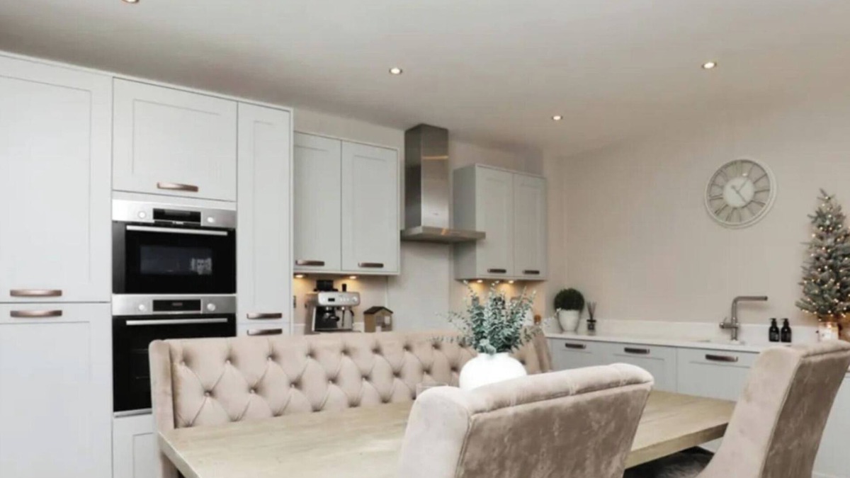 Halewood House | 4 Bedroom House - Sleeps 8, Free Parking, Garden