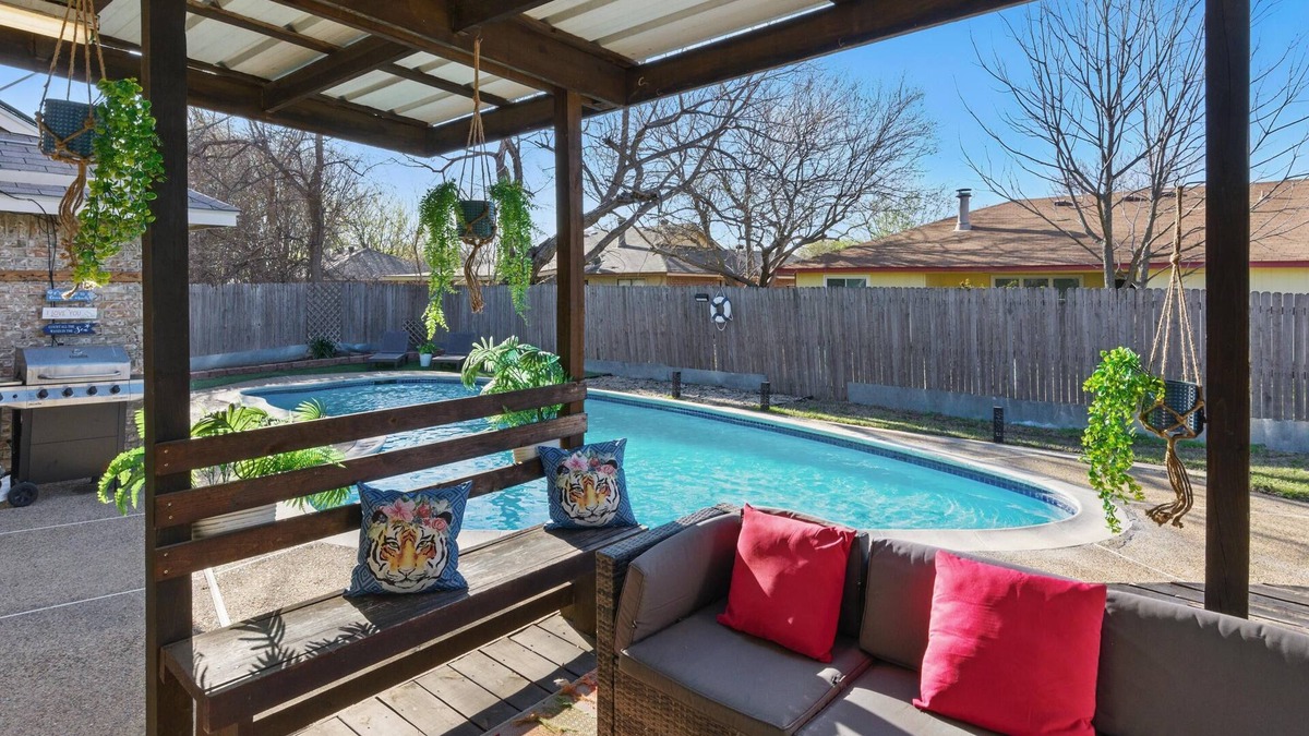 South Arlington House | 4-Bedroom House with Private Pool near Cowboy Stadium and DFW