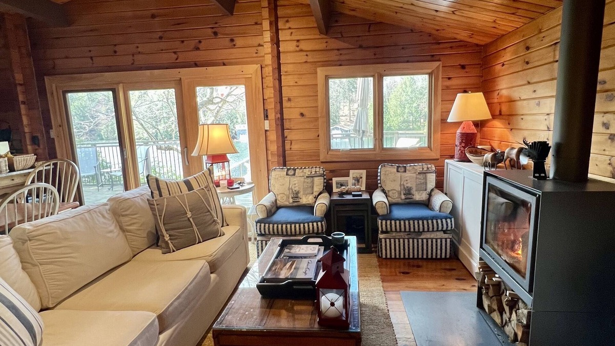 Seguin Cottage | 4 Bedroom Lake Joseph Muskoka cottage, lake life at its finest!