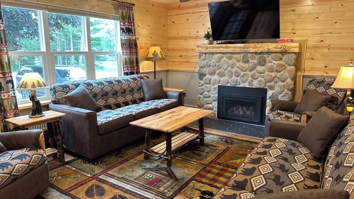 Au Train House | 4 bedroom Lodge across from AuTrain Beach & minutes to Pictured Rocks!