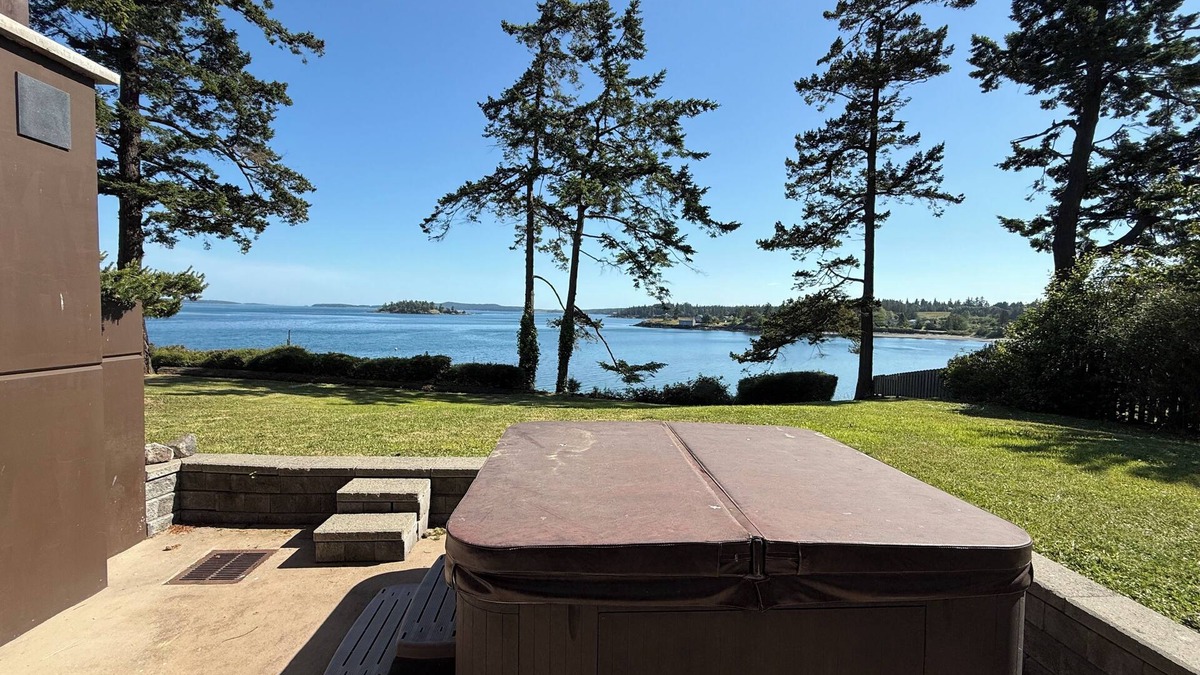 Friday Harbor House | 4+ Bedroom Luxury Oceanfront Estate with Hot Tub