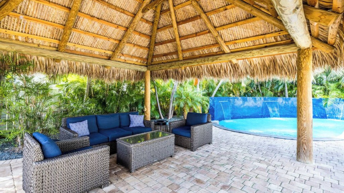 White St. Gallery Villa | 4-bedroom Modern Villa w/Guest House and resort style pool in serene Key West