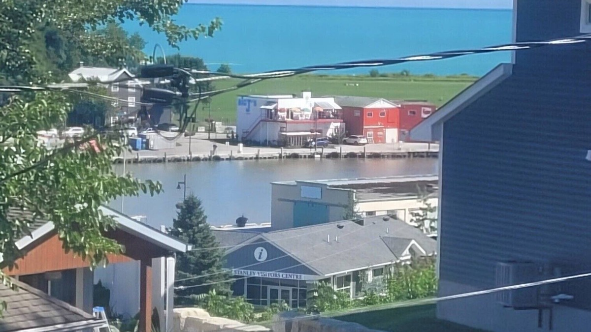 Port Stanley House | 4 bedroom - partial view of the lake - 5 minute walk to the beach
