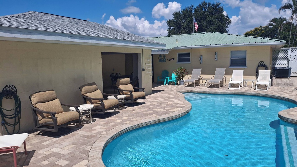 South Bradenton House | 4 bedroom pool home close to Gulf of Mexico white sand beaches