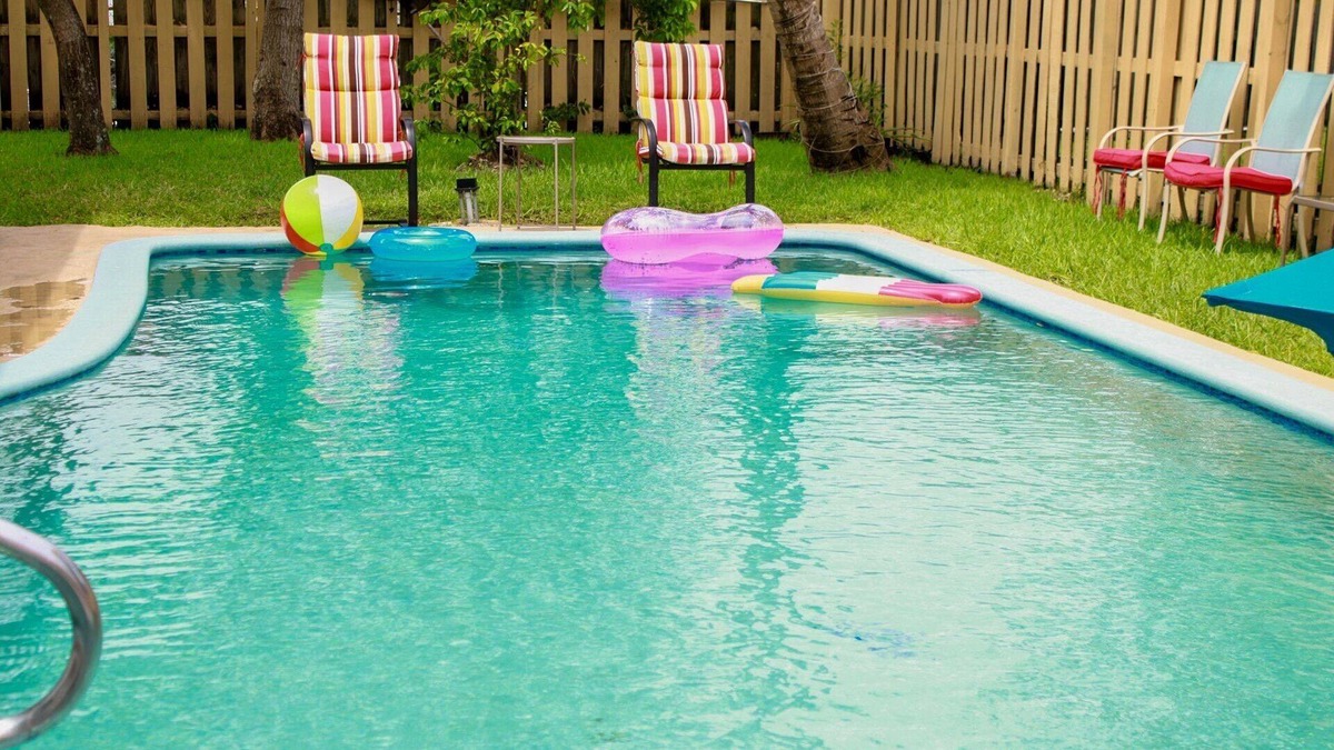 Sunrise House | 4-bedroom pool house in peaceful Sunrise with AC, WiFi, King bed