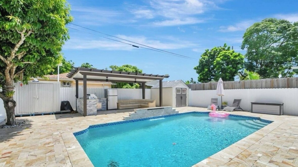 Greenacres House | 4-bedroom pool house in beautiful West Palm Beach with WiFi, AC. Near Airport!