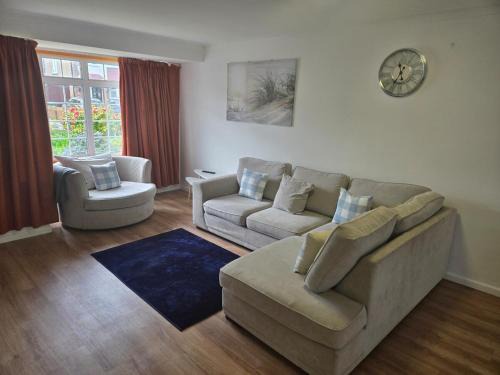 Staines House | 4-Bedroom Retreat in Staines with Private Garden & Easy Parking