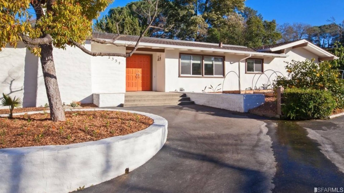 Sharon Heights Apartment | 4 Bedroom Single family L-316031 by Houzlet