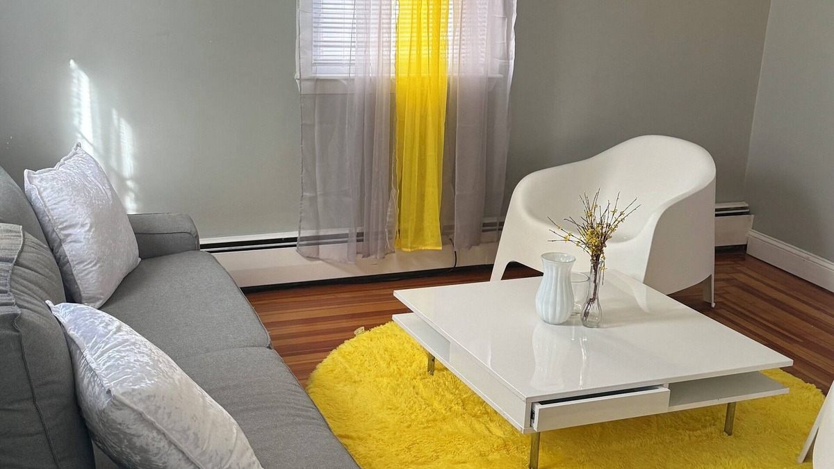 Pawtucket House | 4-bedroom single-family house on a producing orchard of 10 square feet.