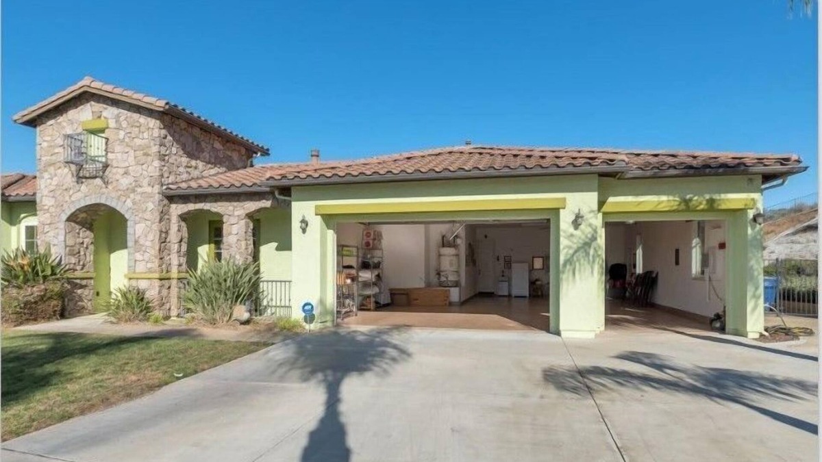 Alessandro Heights Apartment | 4 Bedroom Single family L-594109 by Houzlet