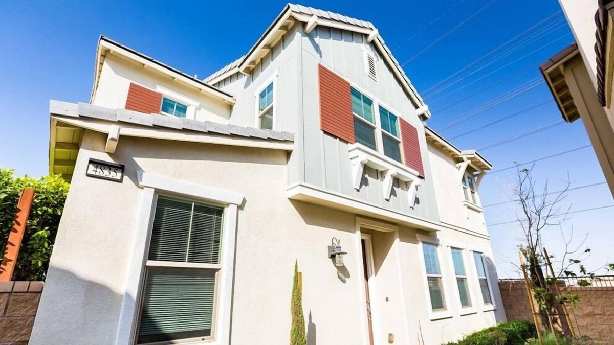 Ontario Apartment | 4 Bedroom Single family L-590895 by Houzlet