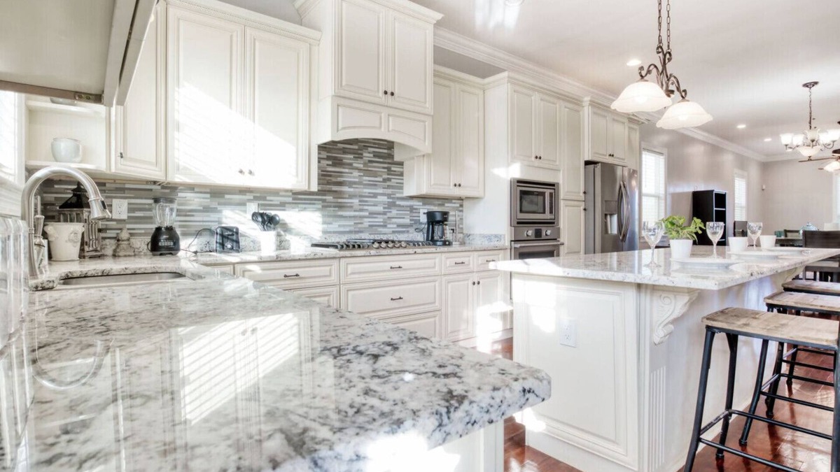 West End House | 4 bedroom spacious home near Lakefront