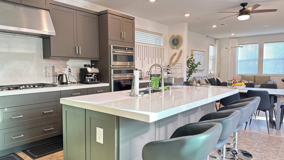 Irvine House | 4-Bedroom Sunlight Retreat in Irvine