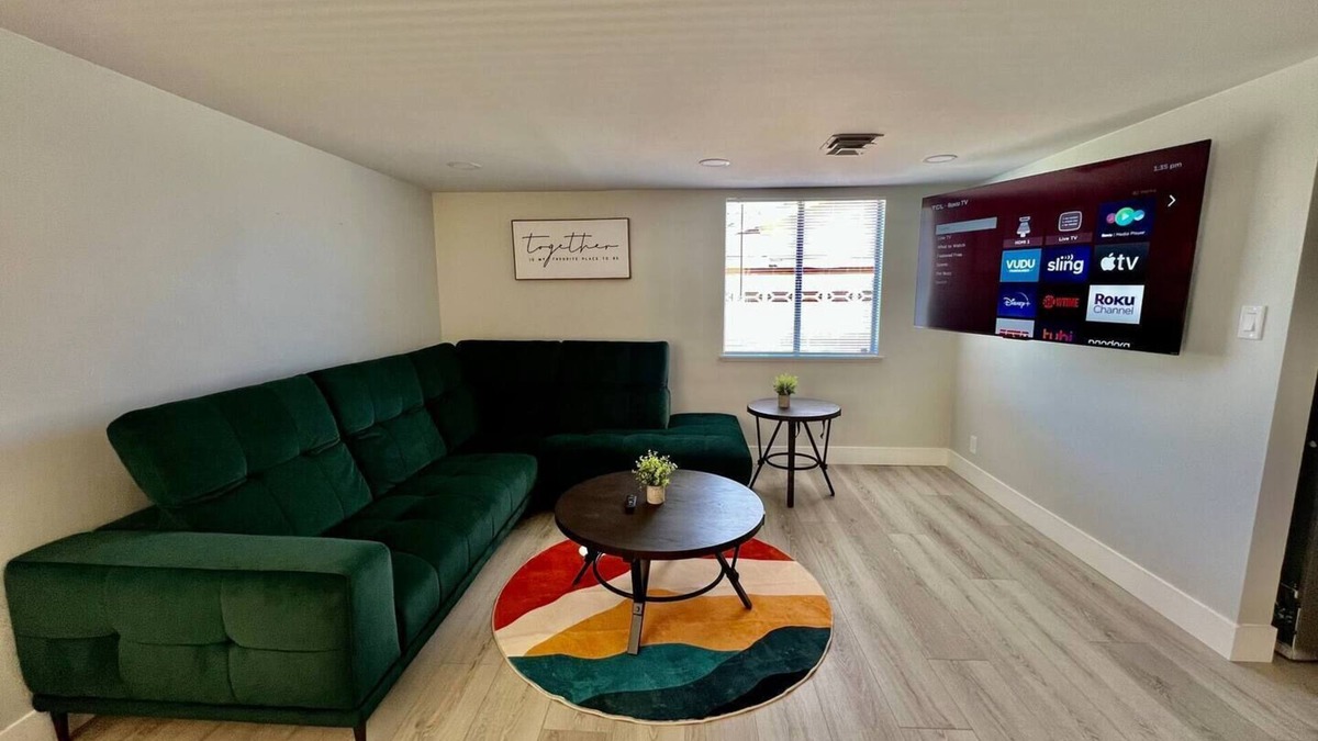 Paradise House | 4-bedroom vacation home 5 minutes to Fremont Street
