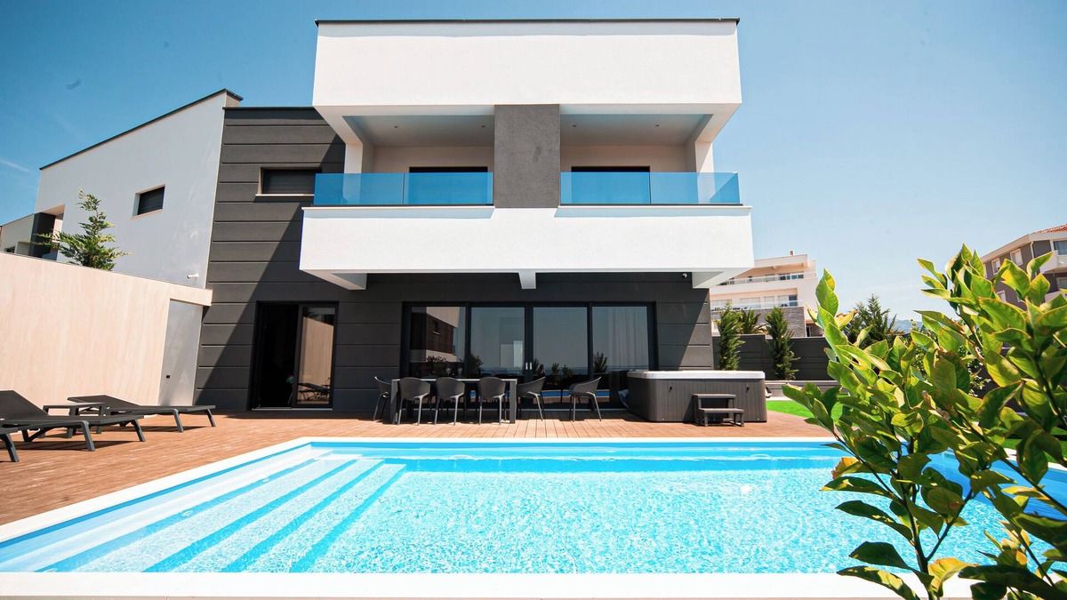 Novalja Villa | 4-bedroom villa in fabulous Novalja with WiFi, fitness room, AC